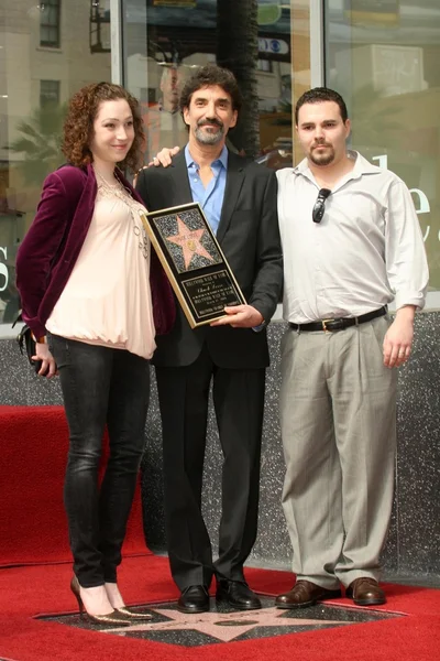 Chuck Lorre and family — Stockfoto