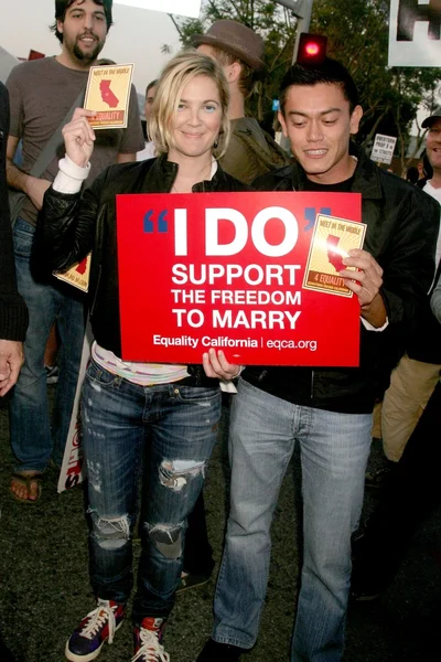 Drew barrymore v 'prop 8' rally podporujících právo pro páry stejného pohlaví uzavřít manželství v Kalifornii. West hollywood, ca. 09-26-09 — Stock fotografie