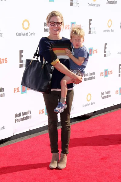 Julie bowen und son john bei p.s. arts 2012 express yourself, barker hangar, santa monica, ca 11-11-12 — Stockfoto