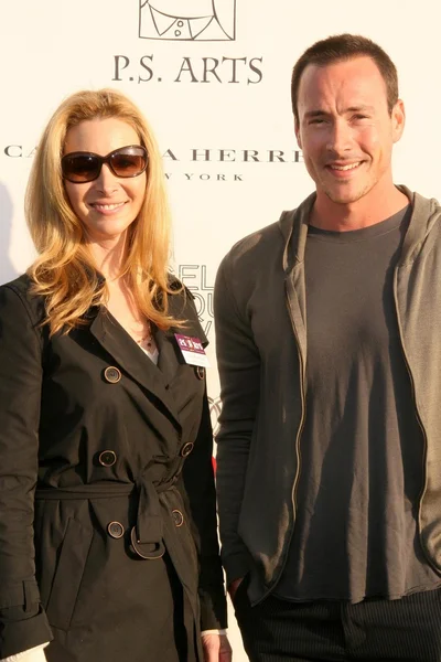 Chris Klein and Lisa Kudrow at the 14th Annual Los Angeles Antiques Show Benefitting P.S. Arts. Barker Hanger, Santa Monica, CA. 04-22-09 — ストック写真