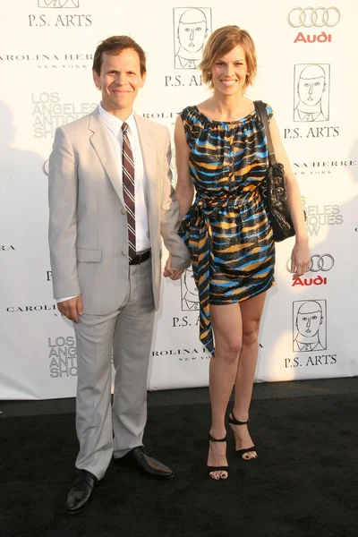 Hilary Swank at the 14th Annual Los Angeles Antiques Show Benefitting P.S. Arts. Barker Hanger, Santa Monica, CA. 04-22-09 — Stock Photo, Image