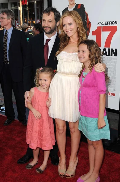 Judd Apatow με Leslie Mann και οικογένεια με το Λος Άντζελες πρεμιέρα των «17 Again». Το Κινέζικο Θέατρο του Γκράουμαν, Hollywood, Ca. 17-04-09 — Φωτογραφία Αρχείου