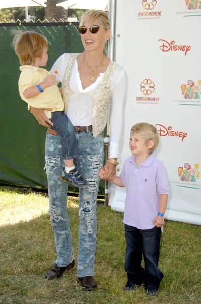 Sharon Stone and sons — Stock Photo, Image
