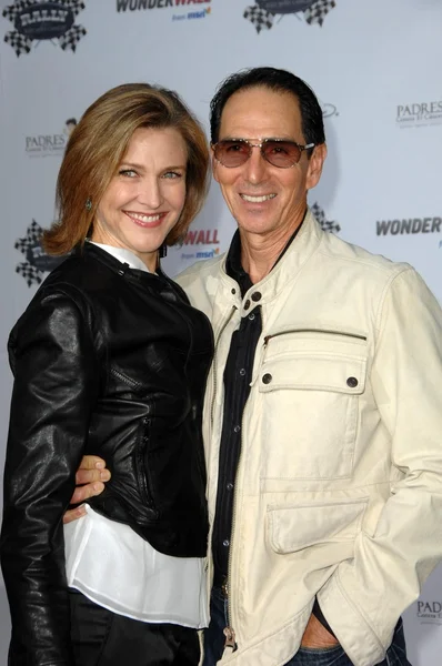 Brenda Strong and husband Tom at the 'The Rally for Kids with Cancer Scavenger Cup' Qualifiers Celebrity Draft Party. Roosevelt Hotel, Hollywood, CA. 05-01-09 — Stock Photo, Image