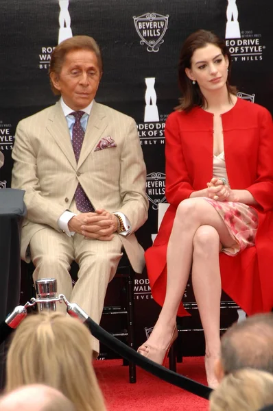 Valentino Garavani ja Anne Hathaway — kuvapankkivalokuva