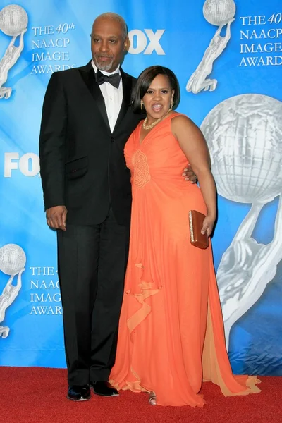 James Pickens Jr. and Chandra Wilson in the press room at the 40th NAACP Image Awards. Shrine Auditorium, Los Angeles, CA. 02-12-09 — Zdjęcie stockowe