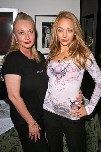 Carushka en sarah scott op een ama gifting suite door shoedazzle.com gibson-gitaren, beverly hills, ca 11-21-08 — Stockfoto