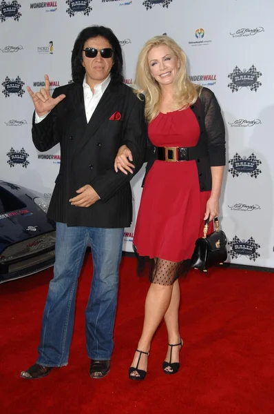 Gene Simmons und Shannon Tweed bei der Qualifikation für die Promi-Draft-Party "The Rally for Kids with Cancer Scavenger Cup". roosevelt hotel, hollywood, ca. 05-01-09 — Stockfoto