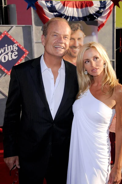 Kelsey Grammer and Camille Grammer at the Los Angeles Premiere of Swing Vote. El Capitan Theatre, Hollywood, CA. 07-24-08 — Stock Photo, Image