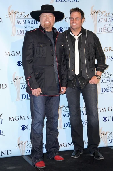 Eddie Montgomery y Troy Gentry en la sala de prensa del Artista de la Década de los Premios de la Academia de Música Country. MGM Grand, Las Vegas, NV. 04-06-09 — Foto de Stock