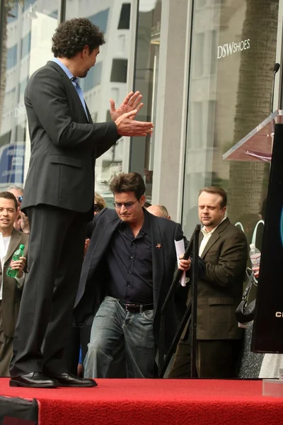Chuck Lorre and Charlie Sheen at the Ceremony Honoring Chuck Lorre with the 2,380th Star on the Hollywood Walk of Fame. Hollywood Boulevard, Hollywood, CA. 03-12-09 — Stockfoto
