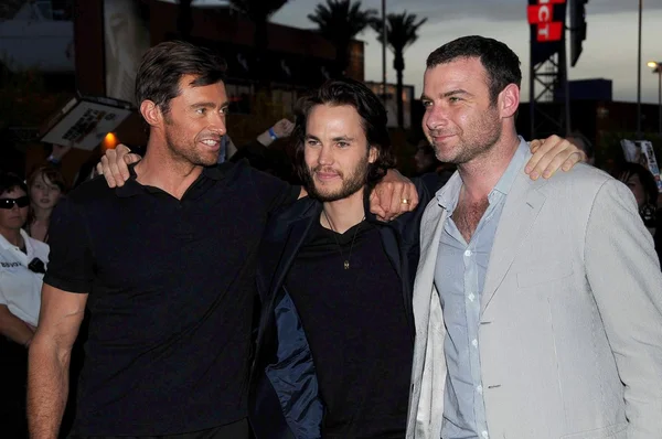 Hugh Jackman con Taylor Kitsch y Liev Schreiber — Foto de Stock