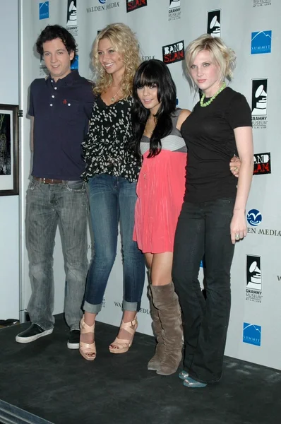 Gaelan Connell i Alyson Michalka z Lucy Walsh i Vanessa Hudgens — Zdjęcie stockowe