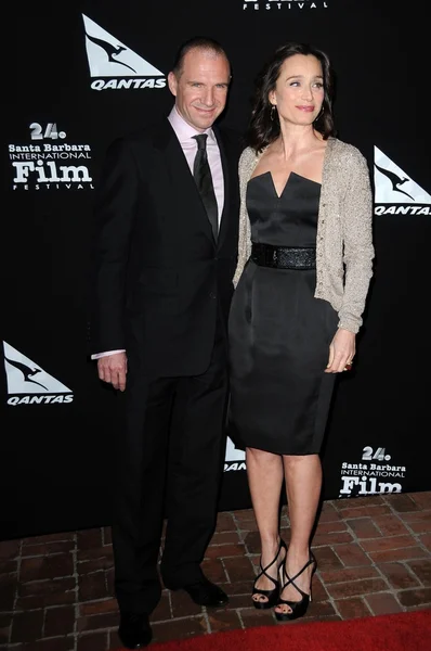 Ральф Файнс и Кристин Скотт Томас на церемонии вручения премии Cinema Vanguard Award на Международном кинофестивале в Санта-Барбаре. Театр Арлингтон, Санта-Барбара, Калифорния. 01-27-09 — стоковое фото