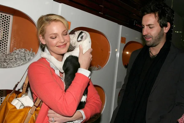 Katherine Heigl and Josh Kelley at the Mutts to Melrose Orangebone Pet Store Grand Opening. Orangebone, Hollywood, CA. 02-11-09 — Stock Photo, Image