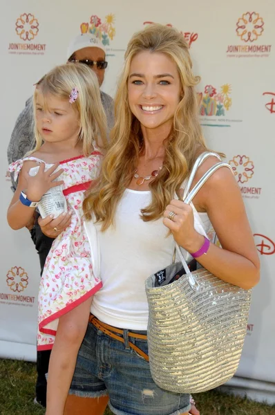 Denise Richards and daughter Sam at the 20th Annual A Time For Heroes Celebrity Carnival benefitting Elizabeth Glaser Pediatric AIDS Foundation. Wadsworth Theater, Los Angeles, CA. 06-07-09 — ストック写真