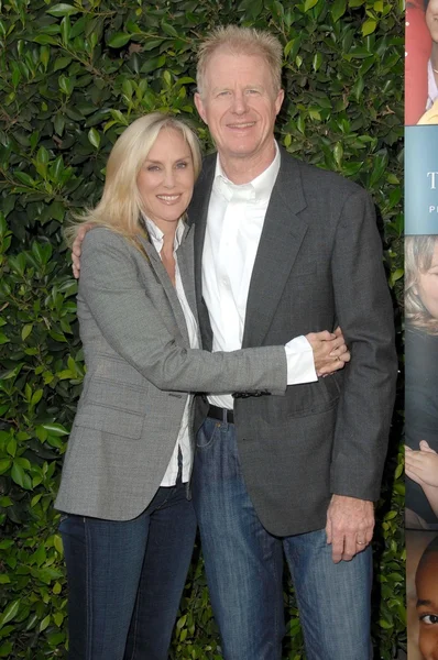 Rachelle Carson and Ed Begley Jr at Alliance For Children's Rights' 2nd Annual 'Dinner With Friends'. Private Residence, Los Angeles, CA. 06-02-09 — Stock Photo, Image