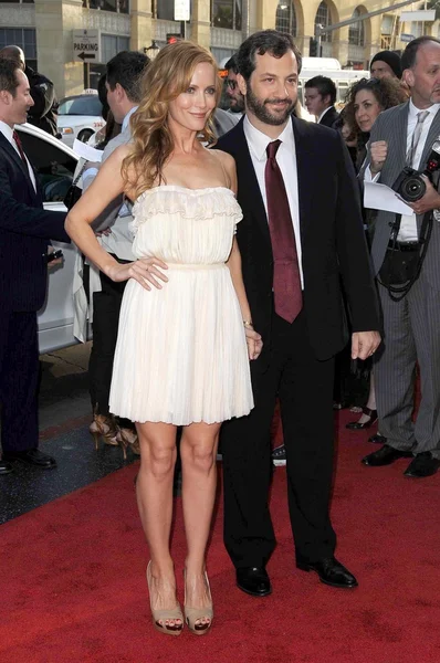 Leslie Mann y Judd Apatow en el estreno de '17 Again' en Los Ángeles. Grauman 's Chinese Theatre, Hollywood, CA. 04-17-09 — Foto de Stock