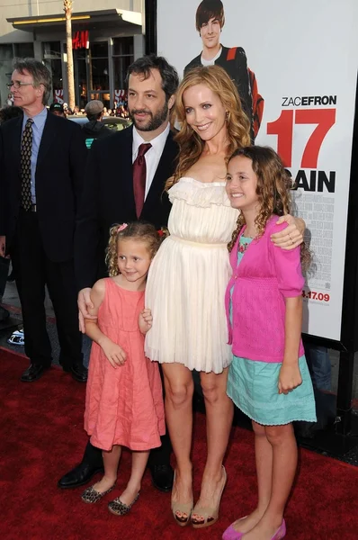 Judd Apatow com Leslie Mann e sua família — Fotografia de Stock