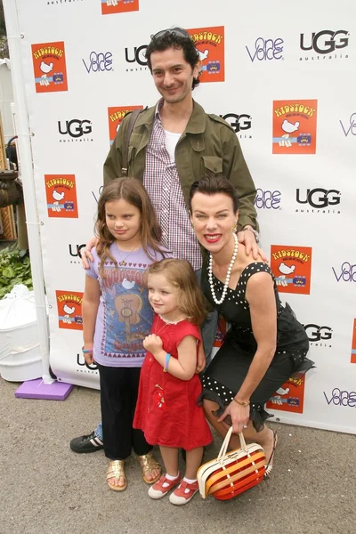 Gabriele Corcos avec Debi Mazar et leur famille au troisième festival annuel de musique et d'arts Kidstock. Greystone Mansion, Beverly Hills, CA. 05-31-09 — Photo