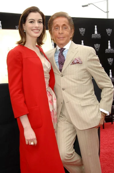 Anne Hathaway, Valentino Garavani — Zdjęcie stockowe