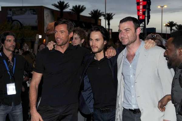 Hugh Jackman e Taylor Kitsch con Liev Schreiber e Will i Am — Foto Stock