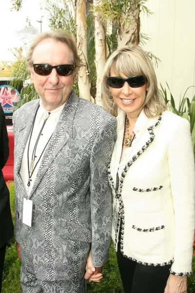 Eric Idle and Tania Kosevich at the ceremony posthumously honoring George Harrison with a star on the Hollywood Walk of Fame. Vine Boulevard, Hollywood, CA. 04-14-09 — Stock Photo, Image