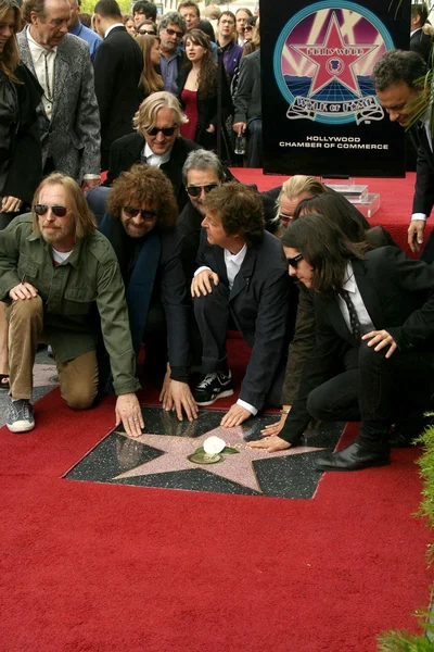 Olivia Harrison with family and friends at the ceremony posthumously honoring George Harrison with a star on the Hollywood Walk of Fame. Vine Boulevard, Hollywood, CA. 04-14-09 — Stock Photo, Image