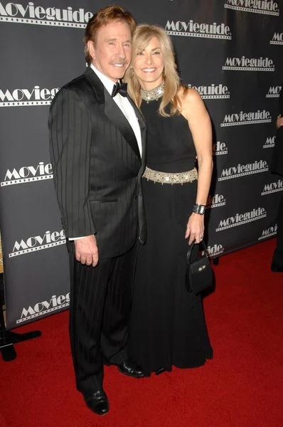 Chuck Norris y su esposa Gina en la 17ª Gala Anual de Premios Fe y Valores de Movieguide. Beverly Hilton Hotel, Beverly Hills, CA. 02-11-09 — Foto de Stock