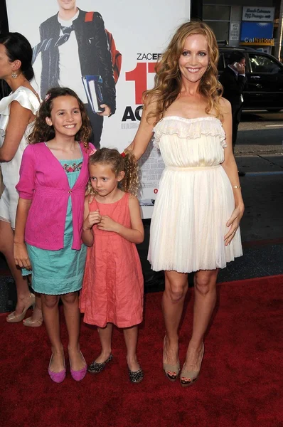 Leslie Mann and her daughters at the Los Angeles Premiere of '17 Again'. Grauman's Chinese Theatre, Hollywood, CA. 04-17-09 — Stok fotoğraf