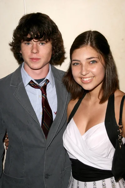 Charlie McDermott and Shelby Young — Stockfoto