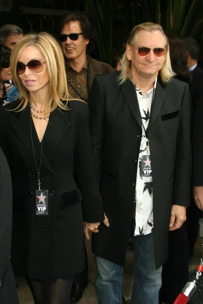 Marjorie Bach y Joe Walsh en la ceremonia honrando póstumamente a George Harrison con una estrella en el Paseo de la Fama de Hollywood. Vine Boulevard, Hollywood, CA. 04-14-09 —  Fotos de Stock