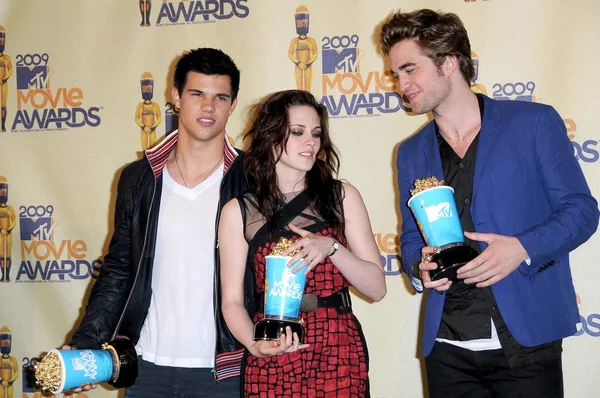 Taylor lautner s kristen stewart a robert pattinson — Stock fotografie