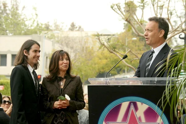 Dhani Harrison con Olivia Harrison y Tom Hanks — Foto de Stock