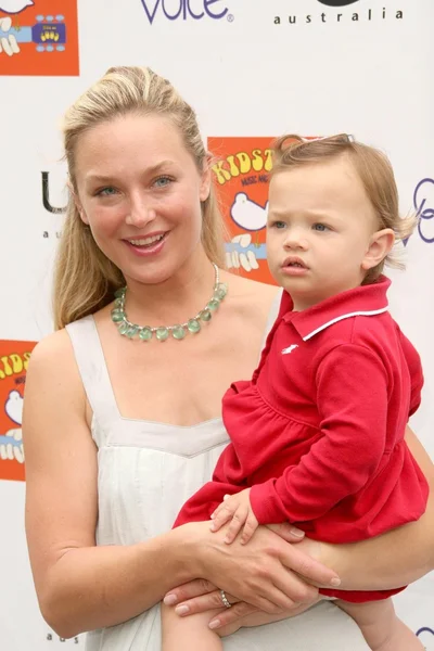 Elisabeth Rohm y su hija Easton en el Tercer Festival Anual de Música y Artes Kidstock. Greystone Mansion, Beverly Hills, CA. 05-31-09 — Foto de Stock