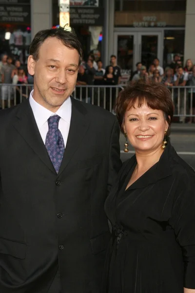 Sam raimi och adriana barraza — Stockfoto