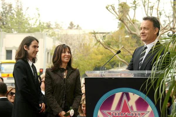 Dhani Harrison dengan Olivia Harrison dan Tom Hanks — Stok Foto
