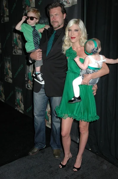 Dean McDermott com Tori Spelling e sua família na festa comemorando o lançamento do livro 'Mommywood'. Bond St Beverly Hills, Beverly Hills, CA. 04-13-09 — Fotografia de Stock