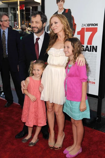 Judd Apatow Leslie Mann i rodzinie — Zdjęcie stockowe