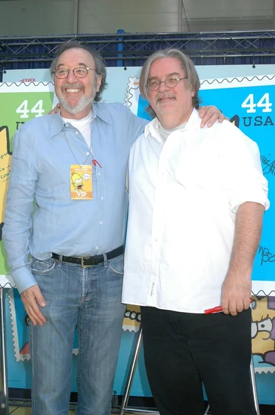 James l. brooks und matt groening bei der Zeremonie, die uns Briefmarken für die Fernsehshow "die Simpsons" widmet. Fuchs des zwanzigsten Jahrhunderts, los angeles, ca. 05-07-09 — Stockfoto