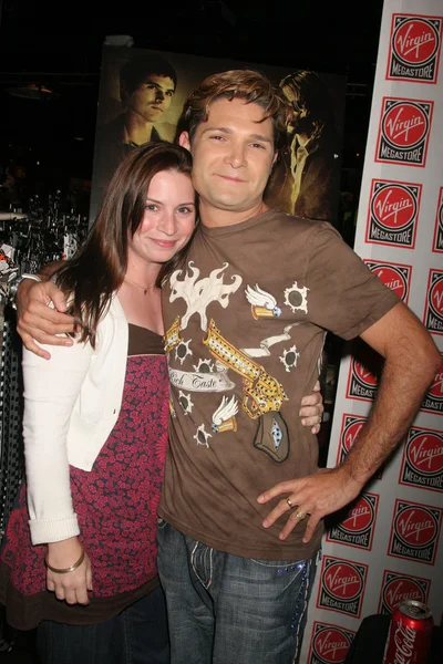 Mary Viola e Corey Feldman em uma aparição na loja. Virgin Megastore, Hollywood, CA. 07-29-08 — Fotografia de Stock