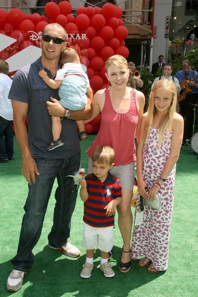 Mark Wilkerson com Melissa Joan Hart e família — Fotografia de Stock