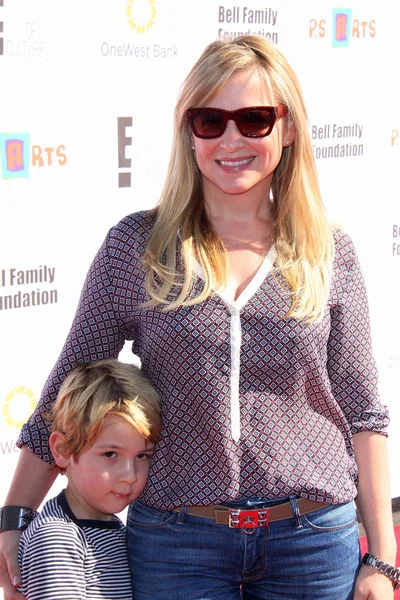 Jessica capshaw und sohn luke bei p.s. arts 2012 express yourself, barker hangar, santa monica, ca 11-11-12 — Stockfoto