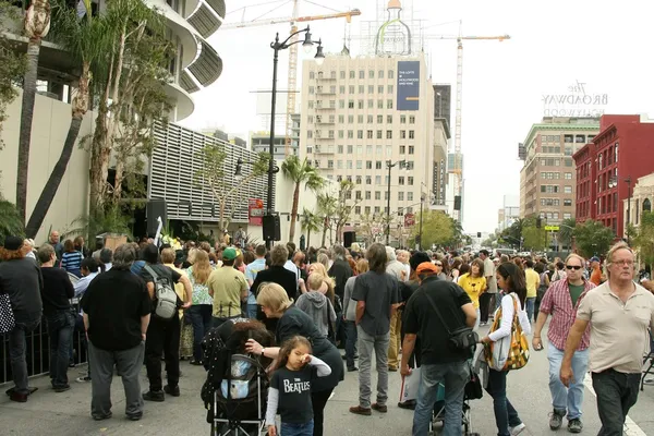 Atmosphere at the ceremony posthumously honoring George Harrison with a star on the Hollywood Walk of Fame. Vine Boulevard, Hollywood, CA. 04-14-09 — Stock Photo, Image
