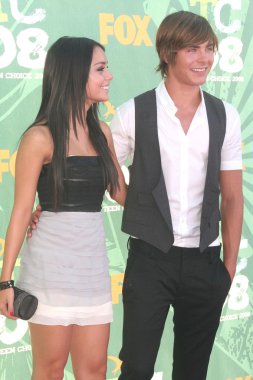 Vanessa anne hudgens ve zach efron