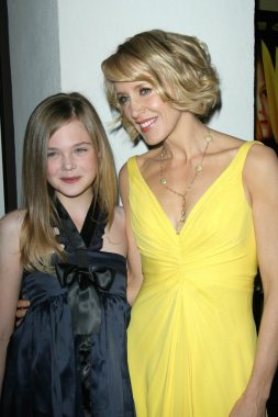 elle fanning ve felicity huffman