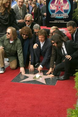 Olivia Harrison ile aile ve sokulgan ölümünden sonra Hollywood Bulvarı'nda bir yıldız ile George Harrison onurlandıran töreninde. Asma Boulevard, Hollywood, Ca. 04-14-09