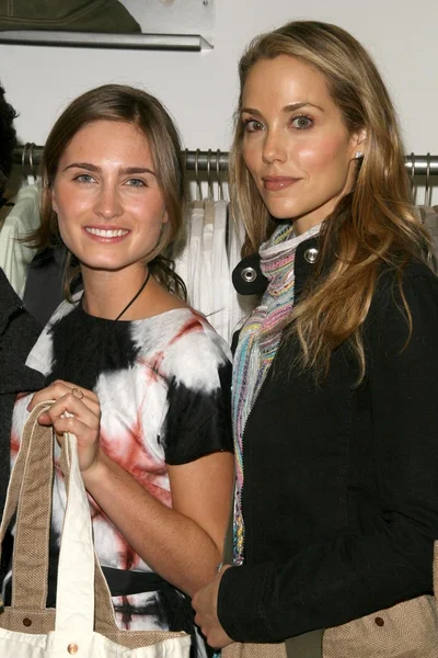 Lauren Bush and Elizabeth Berkley at the FEED LA Launch Party. Fred Segal, Santa Monica, CA. 03-12-09 — Stockfoto