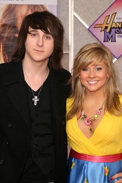 Mitchel Musso and Shawn Johnson at the Los Angeles Premiere of 'Hannah Montana The Movie'. El Capitan Theatre, Hollywood, CA. 04-02-09 — 스톡 사진