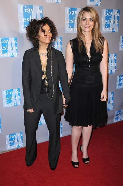 Linda Perry and Clementine Ford at 'An Evening With Women - Celebrating Art, Music and Equality'. Beverly Hilton Hotel, Beverly Hills, CA. 04-24-09 — Stockfoto